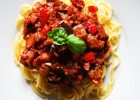 SPAGHETTI Z BAKŁAŻANEM I ORZECHAMI