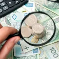 Ci pracownicy mogą liczyć na dopłatę roczną! Do końca marca otrzymają przelew na 240 zł