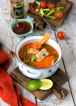 Zupa rybna z czerwoną pastą curry, trawą cytrynową i kolendrą