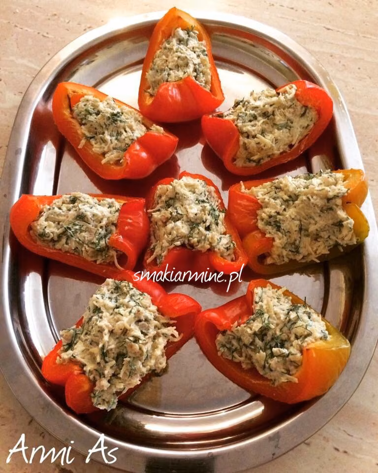 Pieczona papryka z nadzieniem serowo-orzechowym