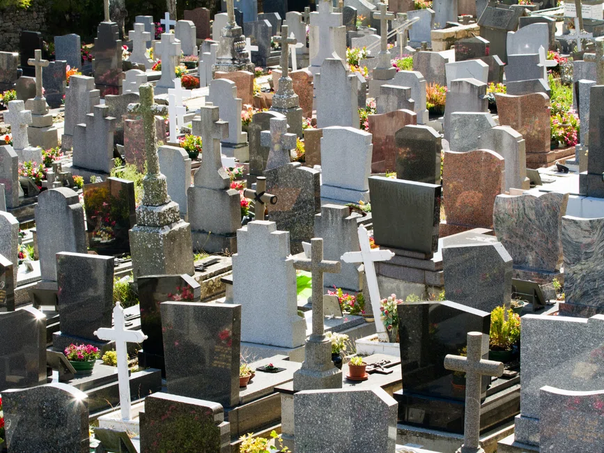 Prawo do grobu — co to jest i dlaczego wymaga doprecyzowania? Rząd szykuje zmiany.