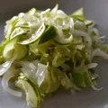 Szybka sałatka ogórkowo - cebulowa