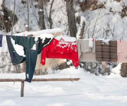 Jak suszyć pranie zimą? Wiele osób popełnia ten błąd!