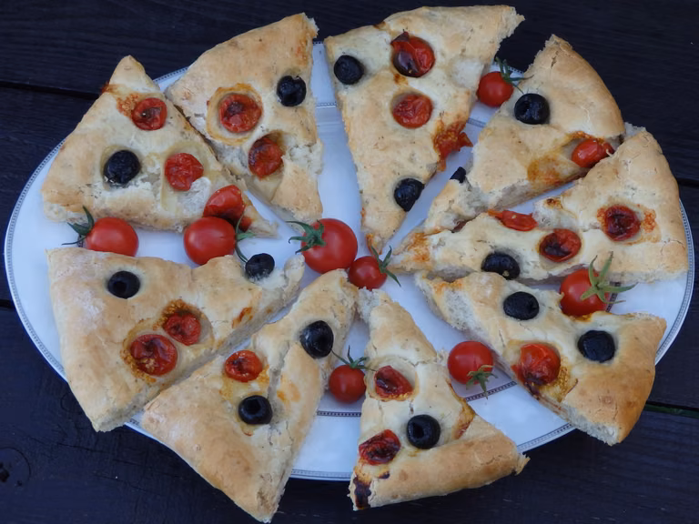 Focaccia z pomidorkami i oliwkami
