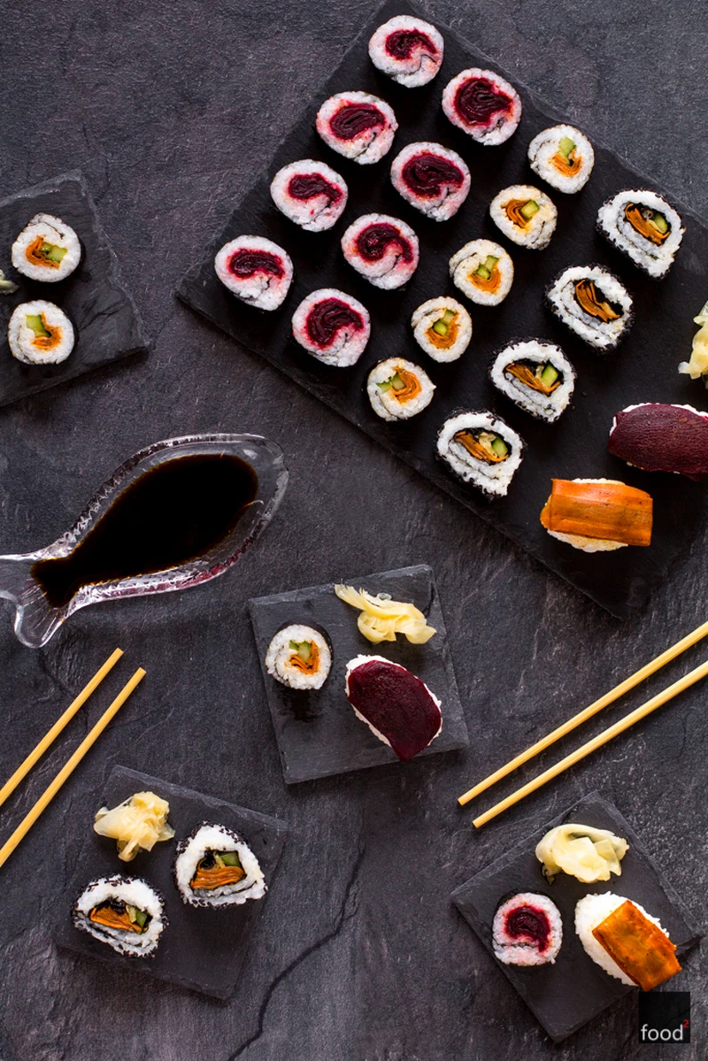 Wegańskie sushi z łososiem z marchewki i tuńczykiem z buraka