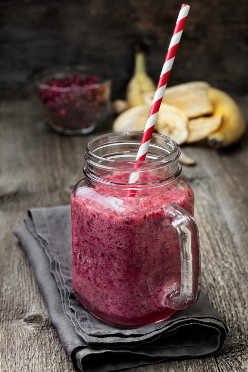 SMOOTHIE Z BANANA I ŻURAWINY