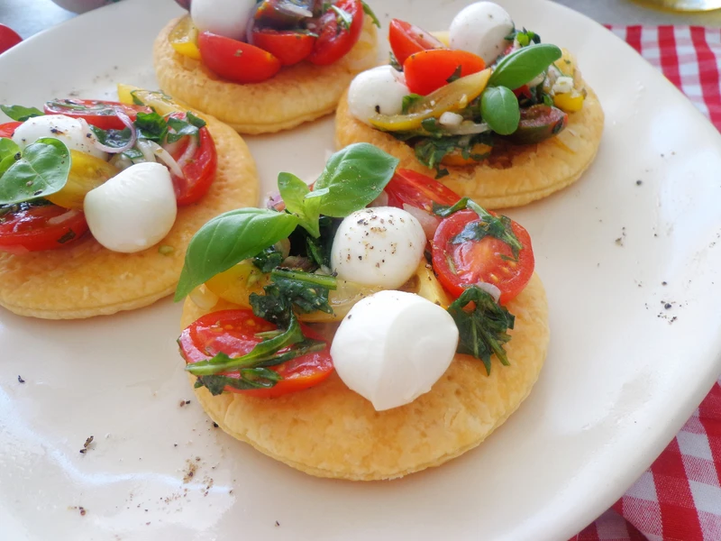 Pizzette z ciasta francuskiego z marynowanymi pomidorkami