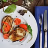 GRILLOWANY BAKŁAŻAN Z POMIDORKAMI KOKTAJLOWYMI I SEREM