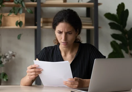 „Ojciec przepisał gospodarstwo bratu. Twierdzi, że ja ‘nie nadaję się do ziemi’. Co mogę zrobić?” - pyta Karolina [LIST]