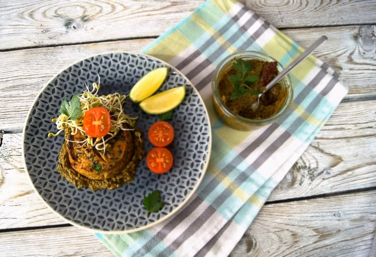 Pieczone burgery z dorsza i babtatów z pietruszkowym pesto
