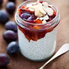 KOKOSOWY PUDDING CHIA ZE ŚLIWKAMI