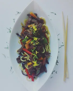 Wołowina po tajsku z makaronem ramen