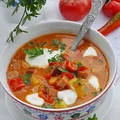 Zupa cygańska, czyli jesienna zupa z boczkiem, kiełbasą, z papryką i pomidorami.