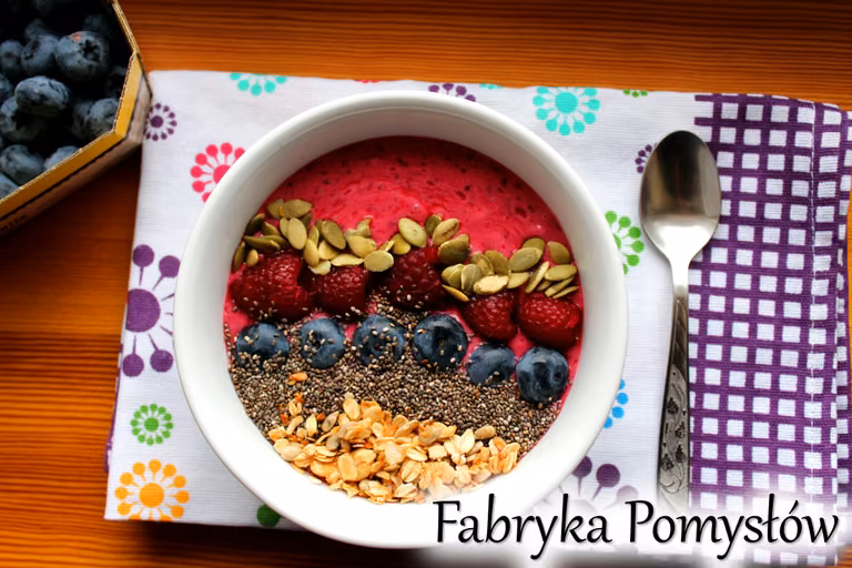 Koktajlowa miseczka malina-borówka (smoothie bowl)