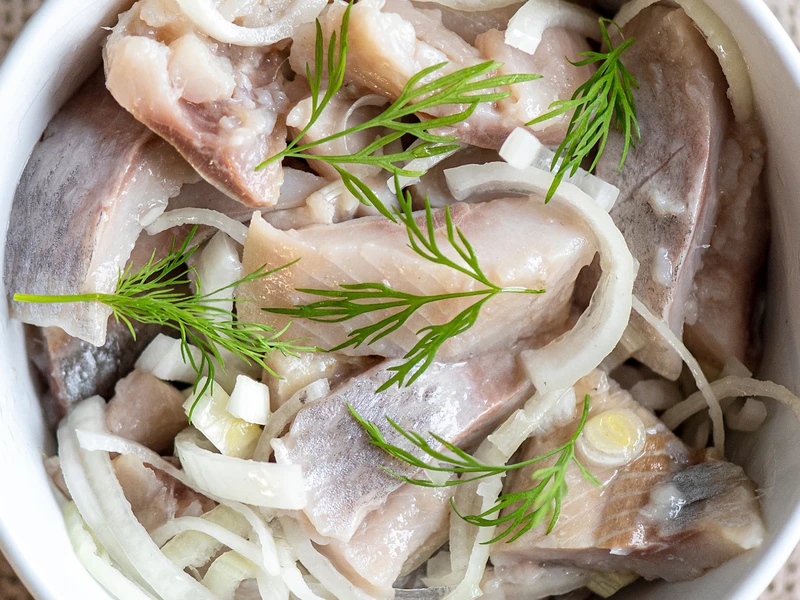 Zaskakująca i prosta "Metoda Paluszka"!  Zobacz, jak długo moczyć śledzie, by miały najlepszy smak!