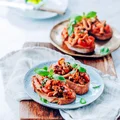 Bruschetta z kurkami i pomidorami