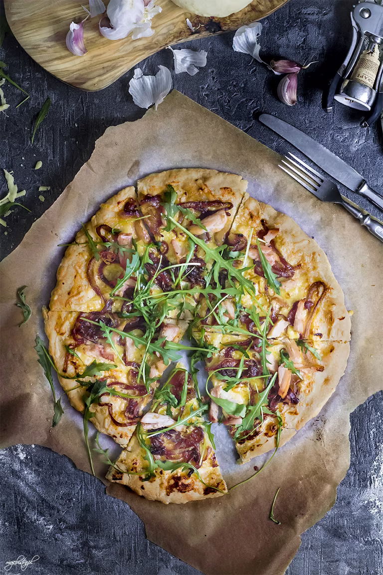 Cieniutka pizza z karmelizowaną cebulką