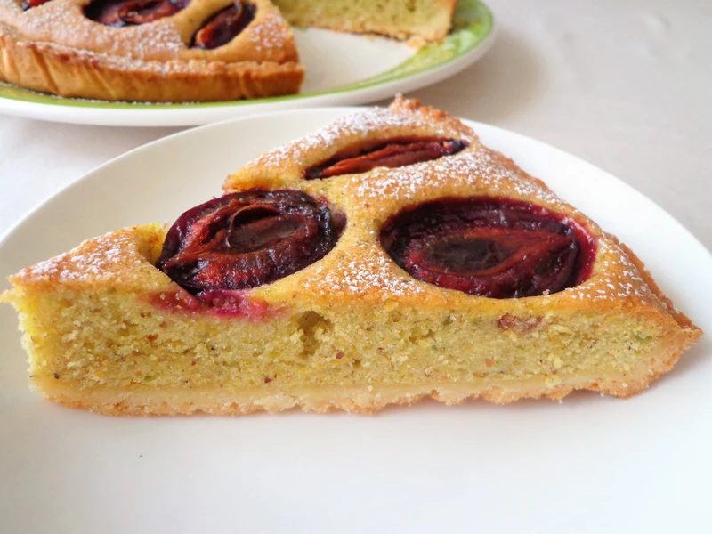 Tarta z kremem pistacjowym ze śliwkami