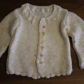 Sweterek dla małej dziewczynki zrobiony na drutach