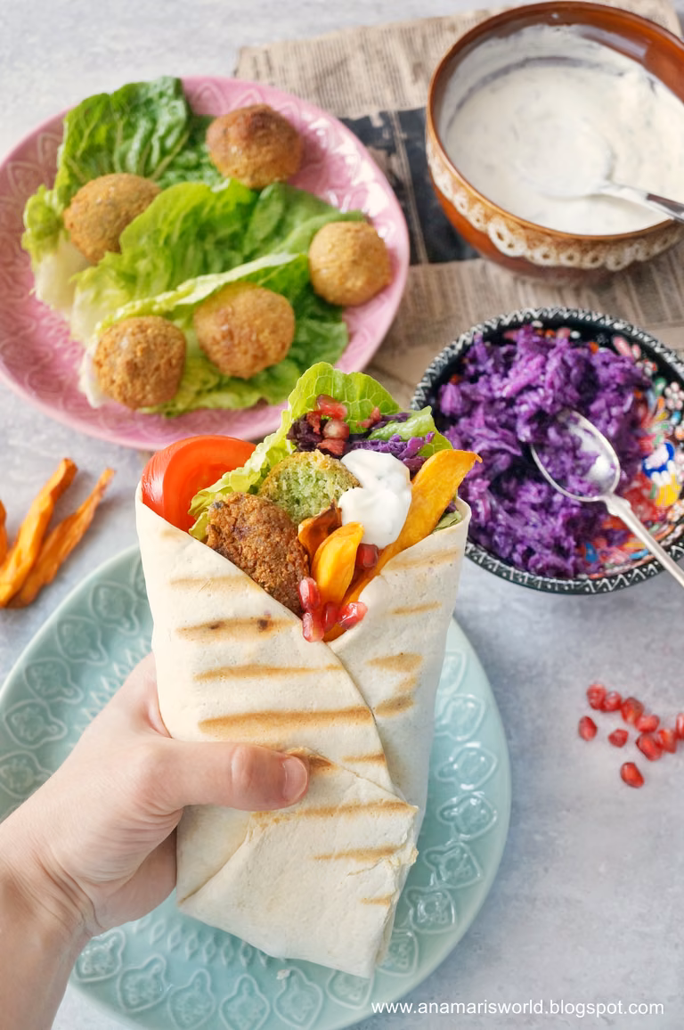 Tortilla z falafelem i warzywami