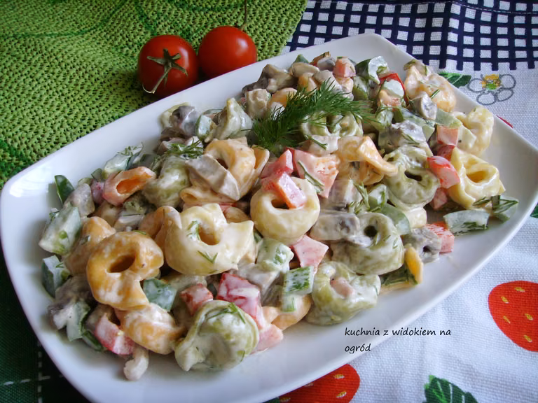 Sałatka z pierożkami tortellini, papryką i pieczarkami.