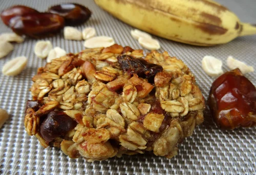 Bananowe ciasteczka owsiane z daktylami i orzeszkami ziemnymi