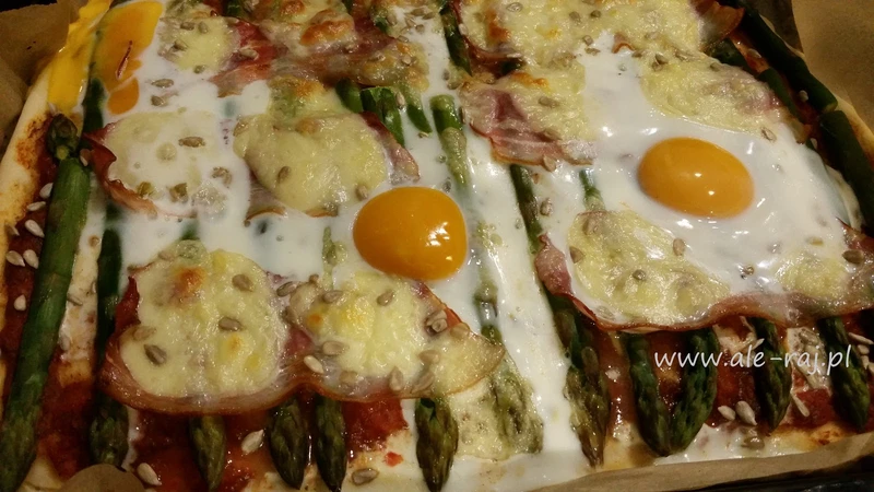 Pizza ze szparagami i jajem sadzonym