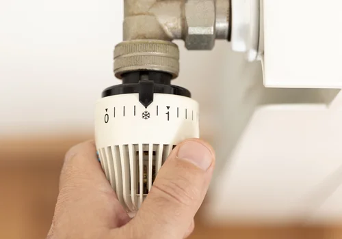 Nowe opłaty za ogrzewanie! W 2026 roku mieszkańcy zapłacą nawet za zakręcone grzejniki - koniec z pasożytnictwem cieplnym