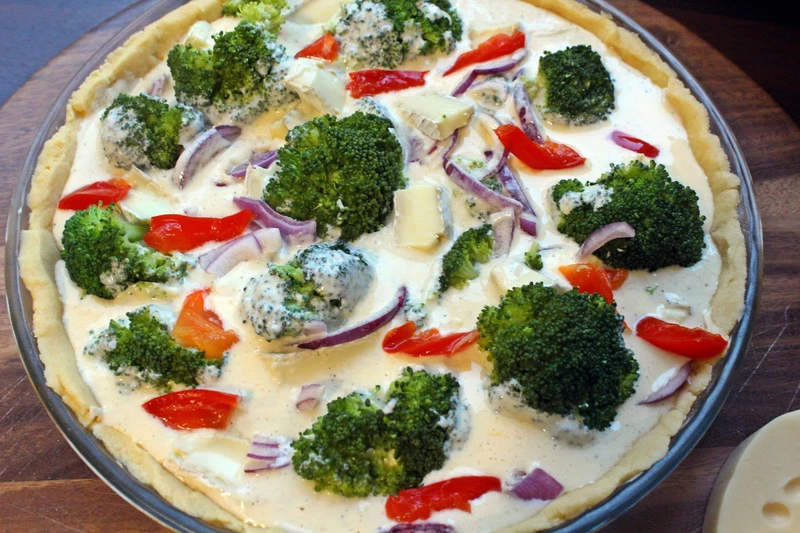 Quiche z kabanosem i brokułami