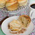 Muffiny drożdżowe zawijane z jabłkami i cynamonem