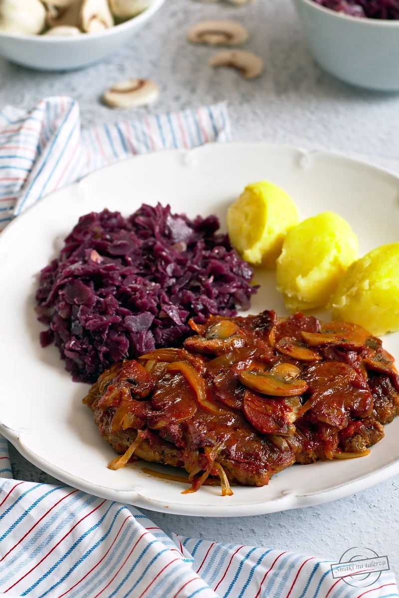 Karkówka zapiekana z pieczarkami i cebulą w pomidorowym sosie