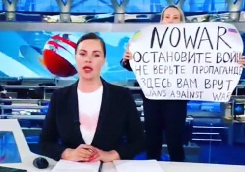 Protest w rosyjskiej TV na żywo! Dziennikarka została zatrzymana
