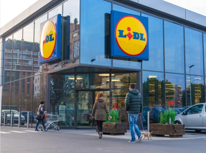 Dziwne automaty w polskich sklepach!? Lidl i Biedronka już je stawiają, a klienci mogą zarobić