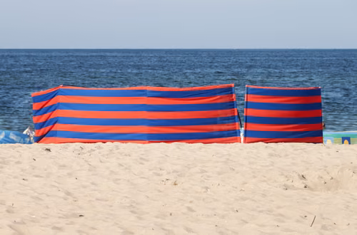 Uwaga na rozstawianie parawanów na plaży! W niektórych przypadkach grzywna sięga nawet 500 złotych