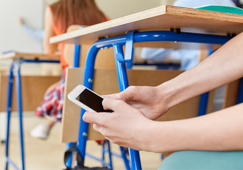 Zakaz używania telefonów w szkołach od września 2026 roku! Nowe przepisy obejmą uczniów tych klas, ale będą wyjątki