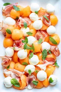 Letnia sałatka z melonem i prosciutto (6 składników)