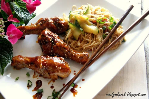 Azjatycki kurczak w glazurze z Chow Mein - prosty i stylowy obiad