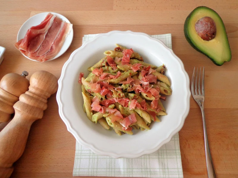 Makaron z salsą z awokado, suszonymi pomidorami i szynką parmeńską