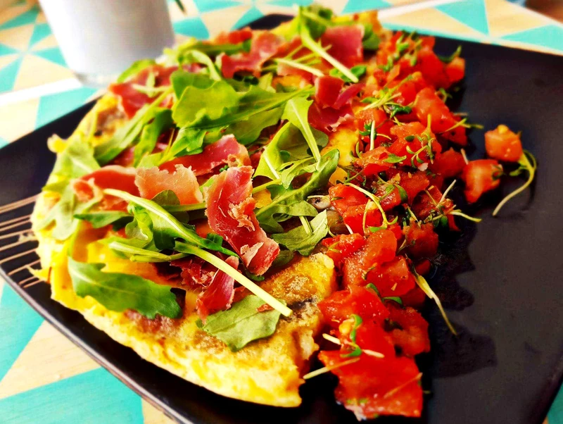 Puszysty omlet z szynką parmeńską i rukolą + pikantna salsa pomidorowa