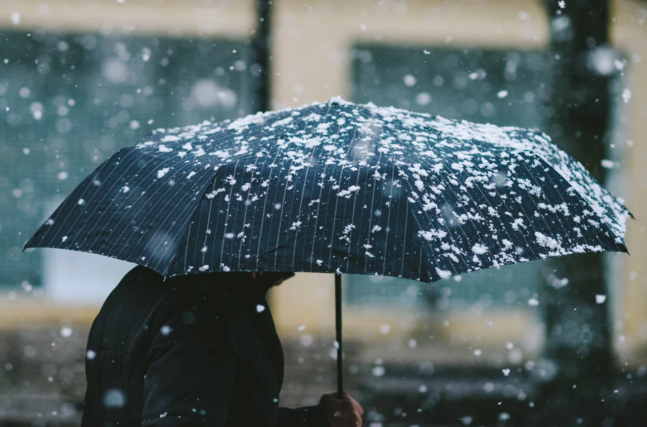 Do 25 cm śniegu i 10 regionów z alertami. IMGW ostrzega przed atakiem zimy!