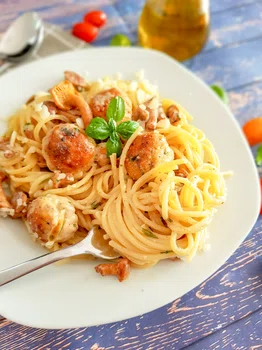 Spaghetti z pulpecikami i sosem śmietanowo-kurkowym