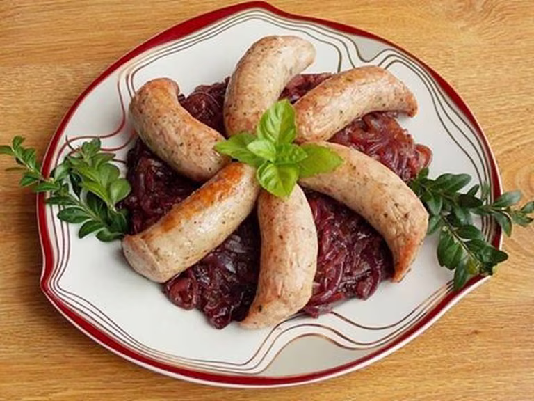 Biała kiełbasa na karmelizowanej czerwonej cebuli