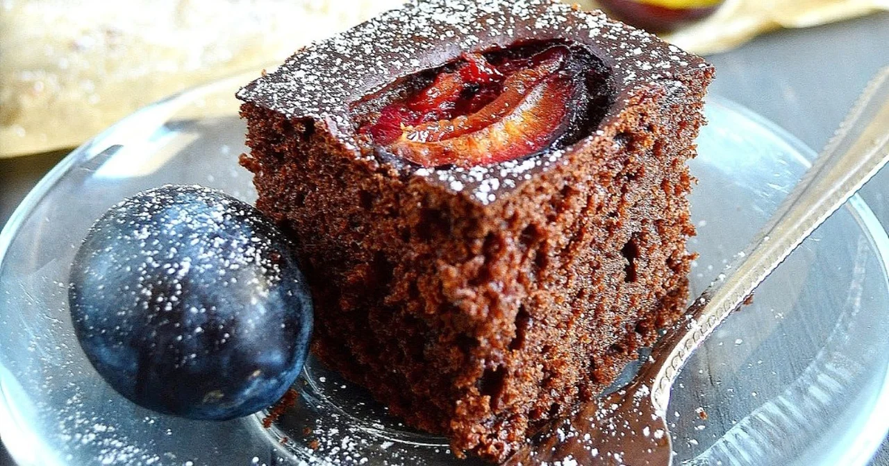 Wegańskie ciasto czekoladowe ze śliwkami bez cukru