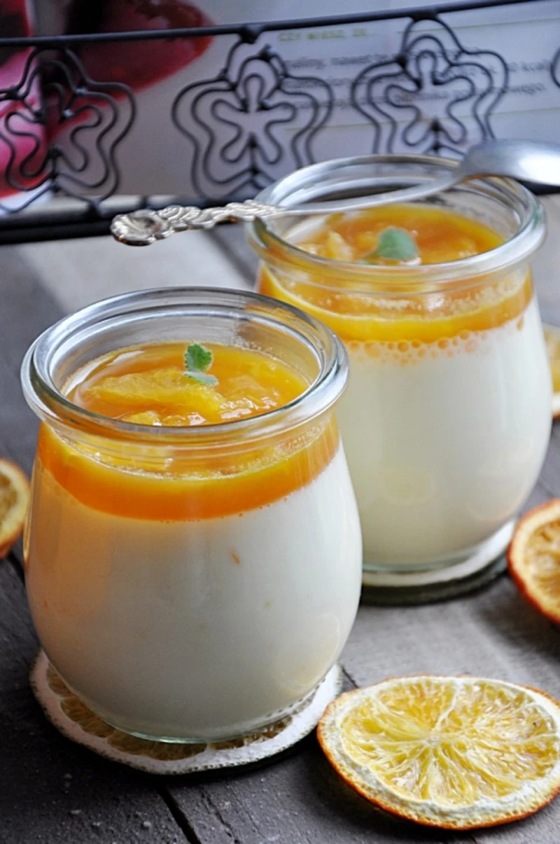 Pomarańczowa panna cotta z syropem pomarańczowym