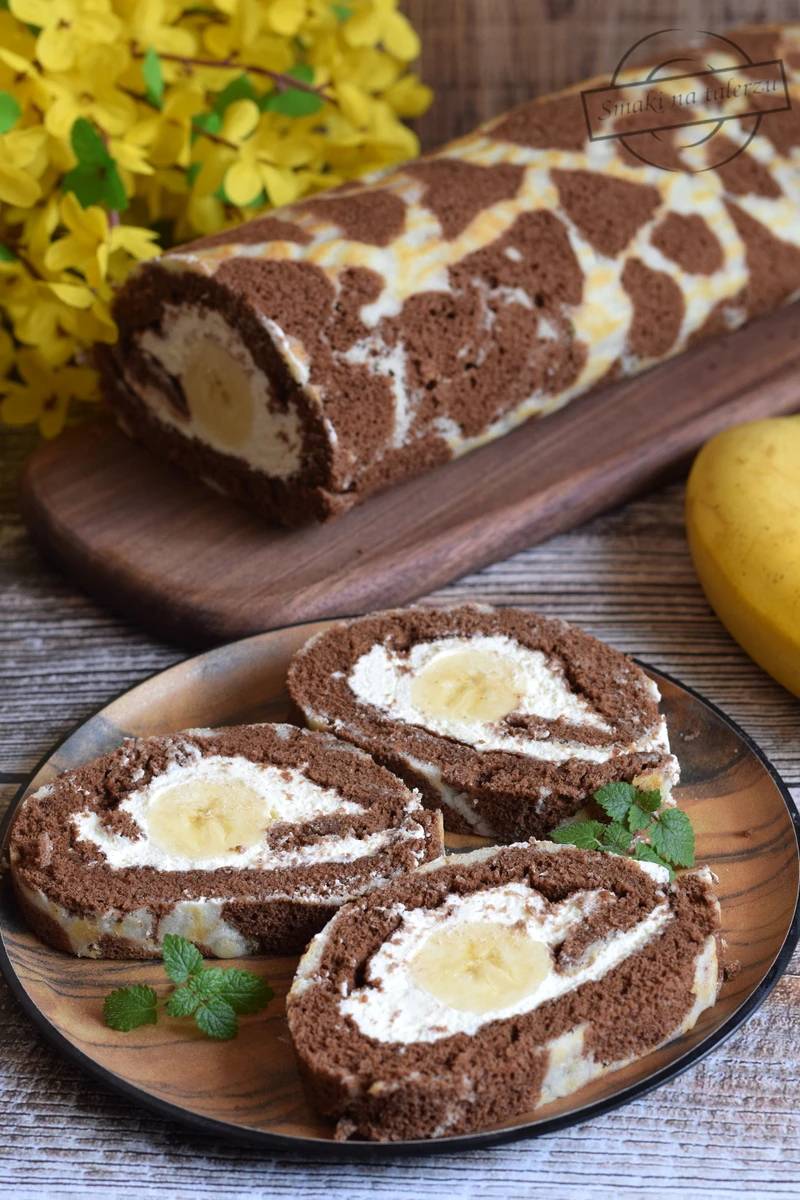 Rolada z masą twarogową i bananami