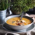Pikantna zupa grzybowa z łososiem