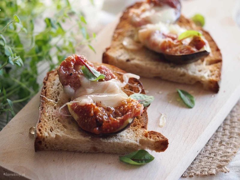 Crostini z figami, serem pleśniowym i miodem