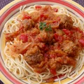 Spaghetti z domowym sosem cukiniowym i klopsikami