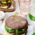 WEGAŃSKI BURGER Z QUINOA I SOSEM Z BAKŁAŻANA