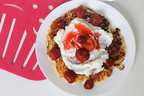 FIT Omlet z kremem kokosowym i dżemem truskawkowym własnej roboty